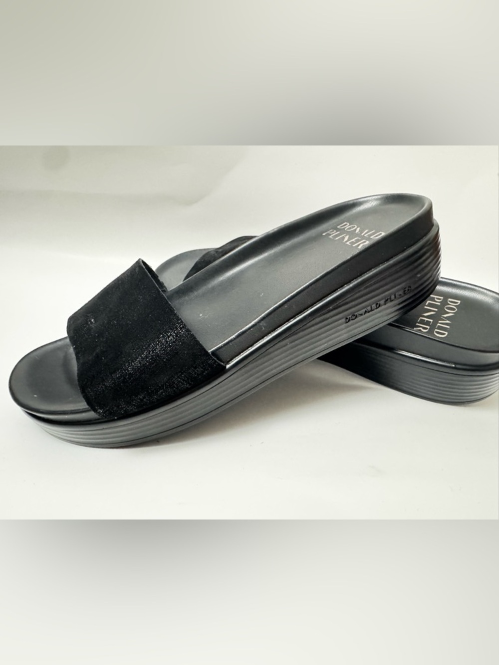 Brand New! Donald Pliner Black Leather Slide/Thong/Sandal Platform in size 7 - Picture 2 of 13